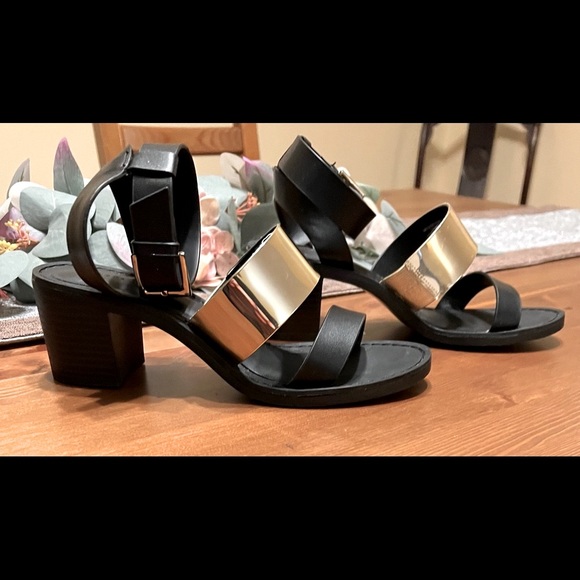 Zara sandals - Picture 2 of 3
